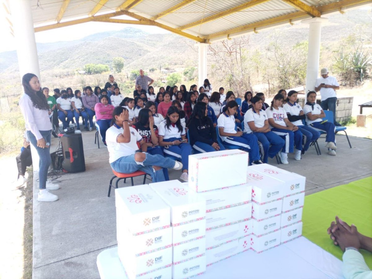 ¡Entrega de kits de menstruación!